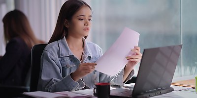 gen z office worker hr gxwxdb