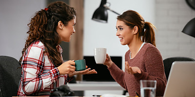 girls chatting work hr brsp7r