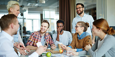 happy employees meeting hr wmldbq