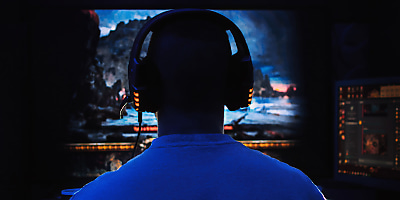 man playing video games hr okpioe