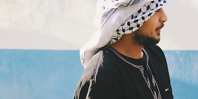 man wearing keffiyeh hr cx5io0