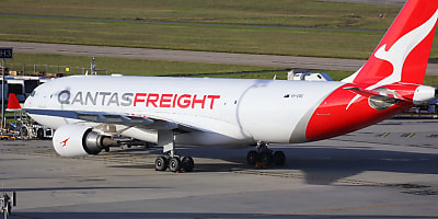 qantas freight plane hr gc24sn