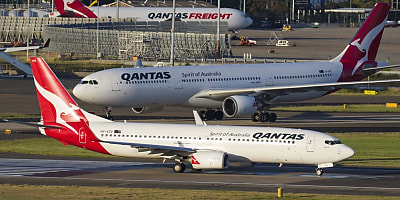 qantas planes taxiing hr riznak