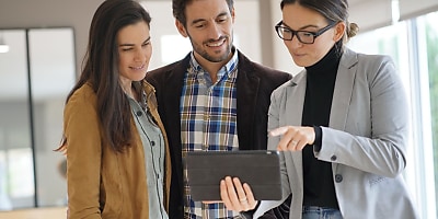 saleswoman tech hr b7ppxy