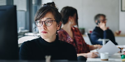 serious woman work hr oe5ncn