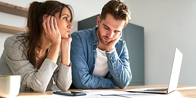 stressed couple financial hr s5jc8p