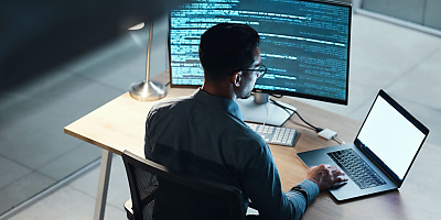 tech IT worker office hr zertg7