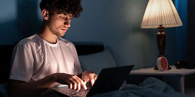 using laptop home night hr kz5xfs