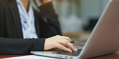 employee using laptop bd bpkfqb