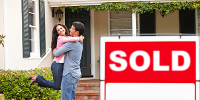 couple outside house reb ohkmyh