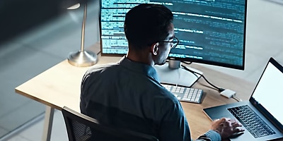 tech IT worker reb m4cxt6