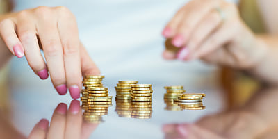 woman counting coins reb kh2sdl