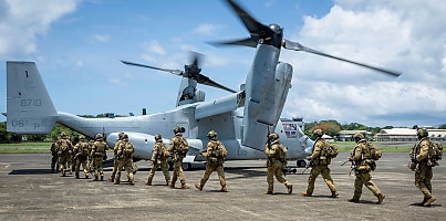 Aus Army Soldiers boarding USMC MV22 Osprey dc jykv9o