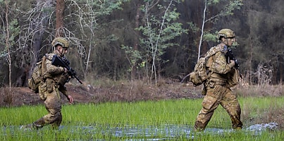 Australian Army soldiers from the School of Infantry q5go1h