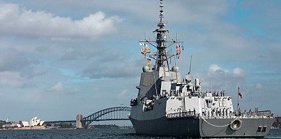 HMAS Sydney in Sydney Harbour dc vewf8q