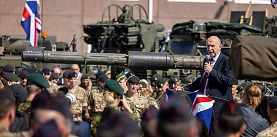 John Healey addresses the battlegroup during his visit to Tapa dc sdnoxw