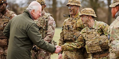 King Charles III greets an Australian Army dc v8yuj5