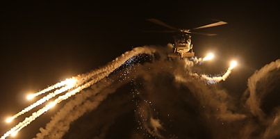 MH 60R Seahawk helicopter Chaos fires flares dc jlnqzv