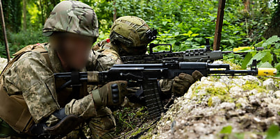 Ukraine recruit and an Australian Army soldier dc oogdre