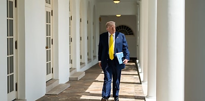 donald trump walking WH dc h1ozhc