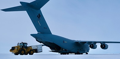 supplies unloading C 17A Globemaster dc rkax5y