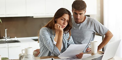 worried young couple reb ps5wlc