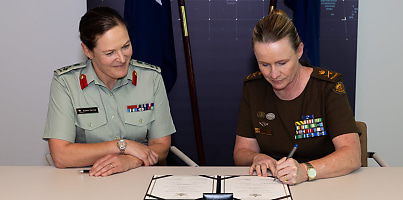 SR8761982 CJC and NZDF Ceremonial Signing 0I2A9939 kmbgog