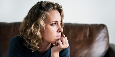 worried anxious woman ta bwo7rd