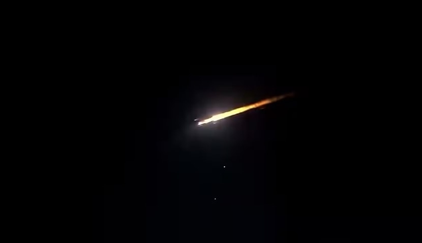 A fireball that lit up the sky over Melbourne was likely debris from a Russian rocket. (Image: Eric Guerrero/Twitter)