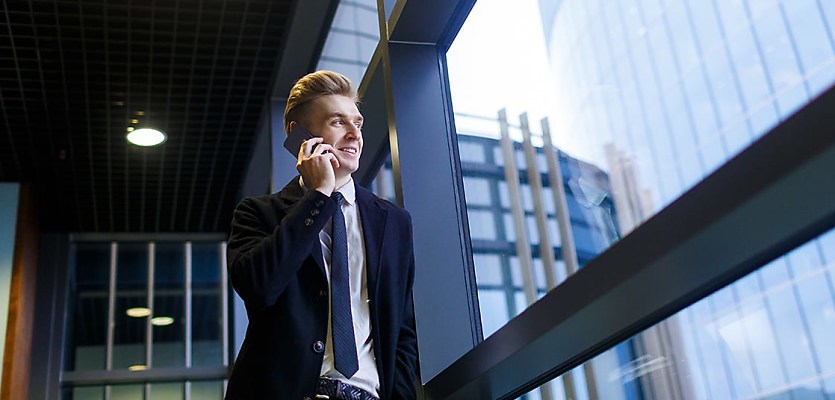 agent on phone call reb d00unl