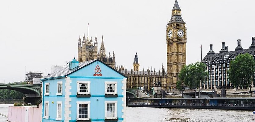 airbnb floating house river thames london designboom 01 818x545