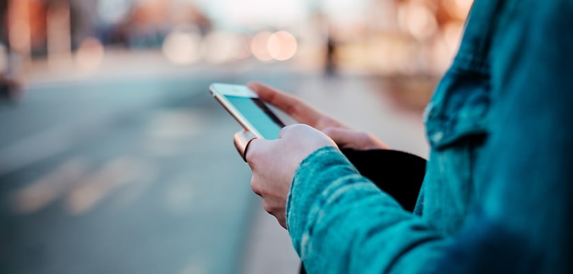 consumer texting smartphone reb oz82y4