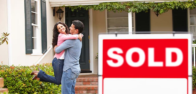 couple outside house reb ohkmyh