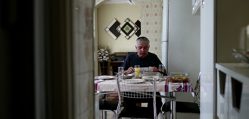 old man eating alone reb b9wy2l