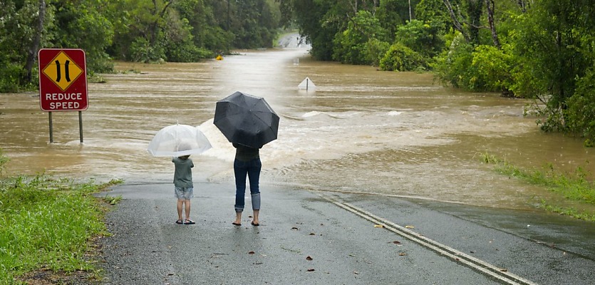 queensland road flooding reb ky1qhn