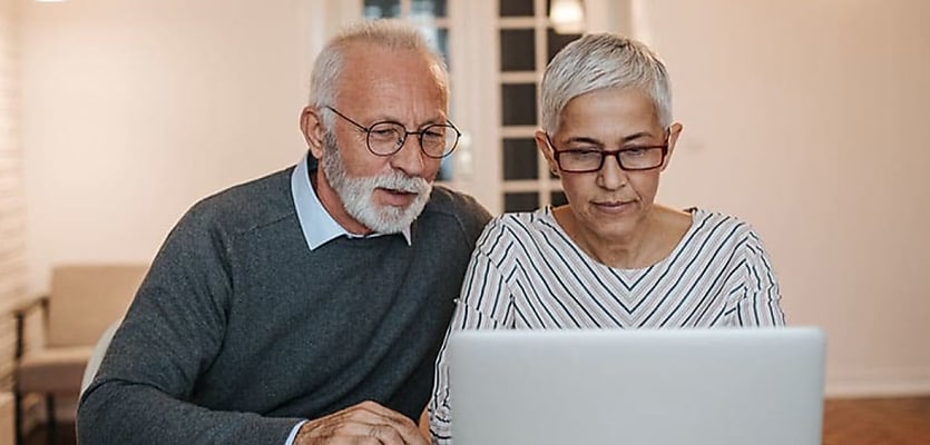 senior couple computer reb gn7ctr