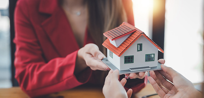 woman property investor reb b2rkyy