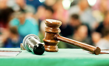 auction gavel crowd reb ie6mkd
