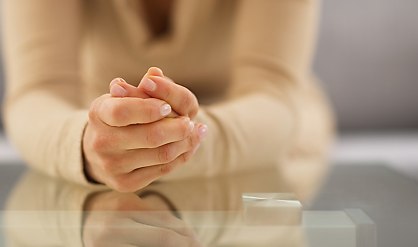 worried stressed woman reb fvqkc6