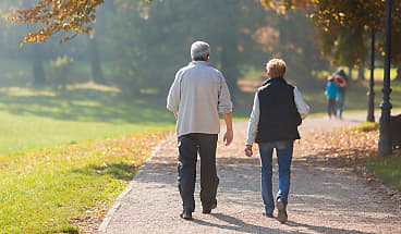 elderly couple walking_spi_fsxjje