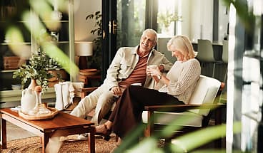 retirees couple living room_spi_hvpc4v