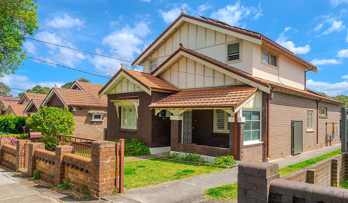 suburban brick house property spi dtzbq0