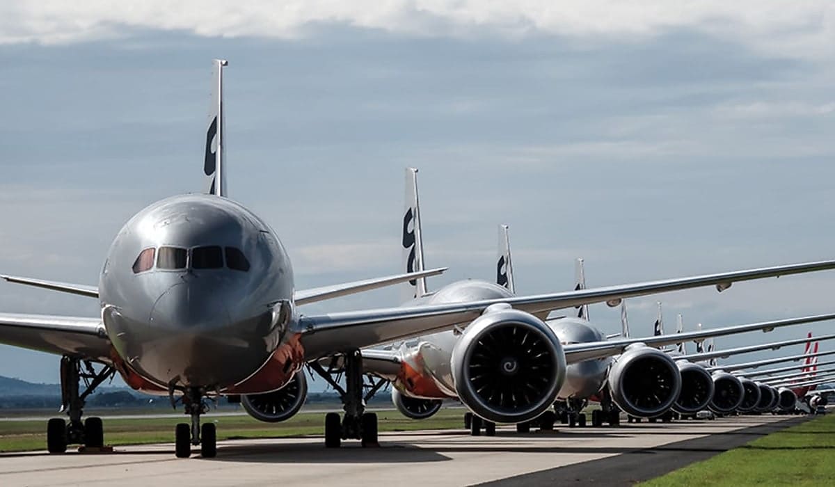 Grounded Jetstar planes spi sxcwjj
