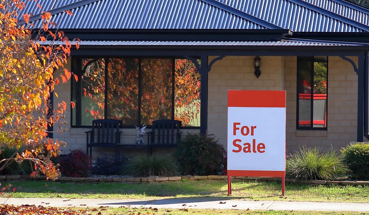 for sale sign house autumn spi t4f5yb