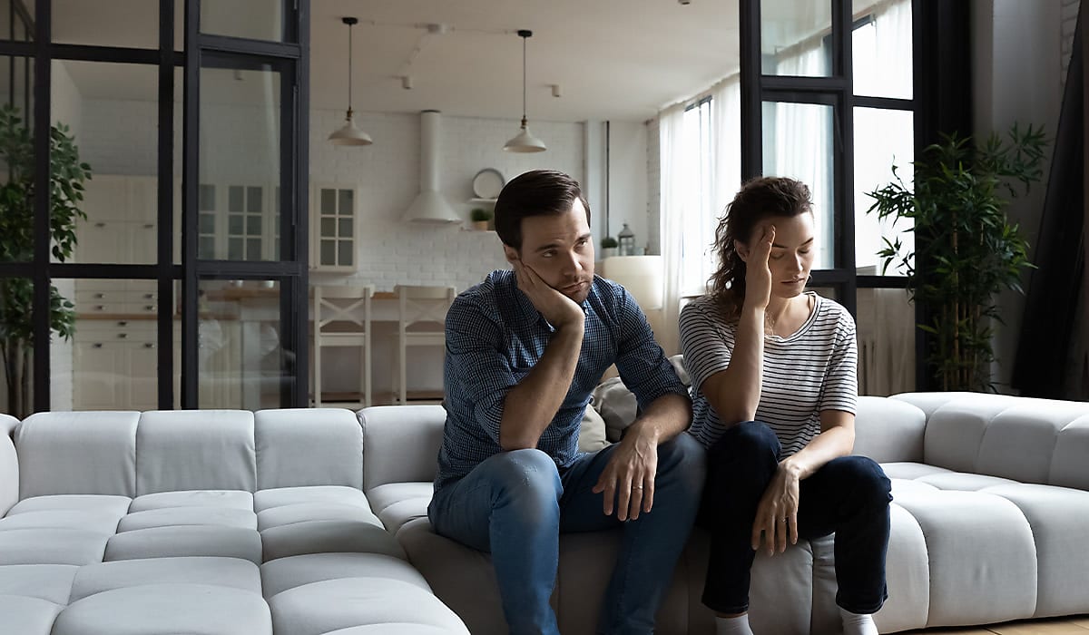 unhappy couple house spi vilr1y