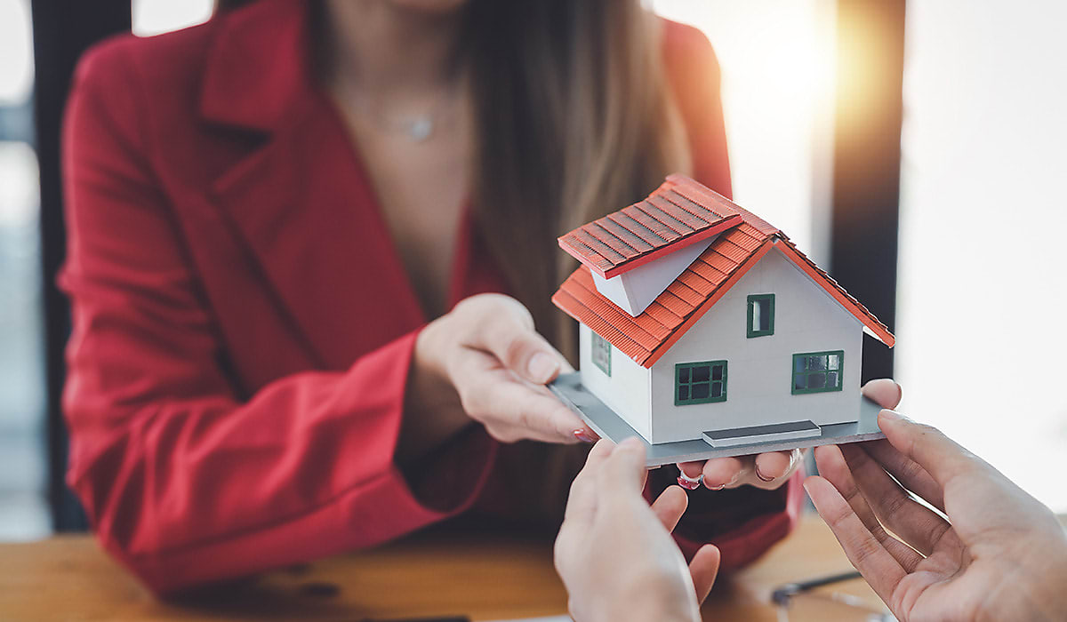 woman property investor spi h3yyex