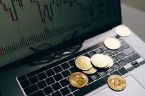Gold market sees mixed signals as ETF flows slow and rate hike expectations mount