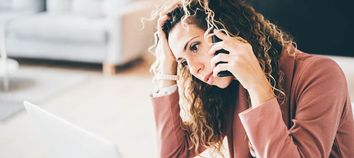 stressed woman call ta o z vn