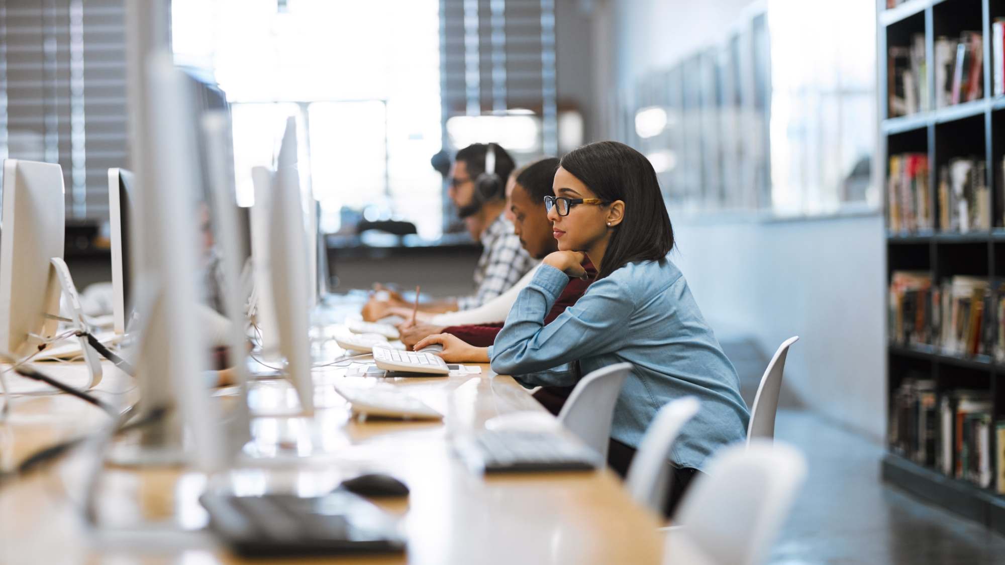 https://res.cloudinary.com/momentum-media-group-pty-ltd/image/upload/v1683070354/Money%20Management/university-students-2000px-mm_v6dman.jpg