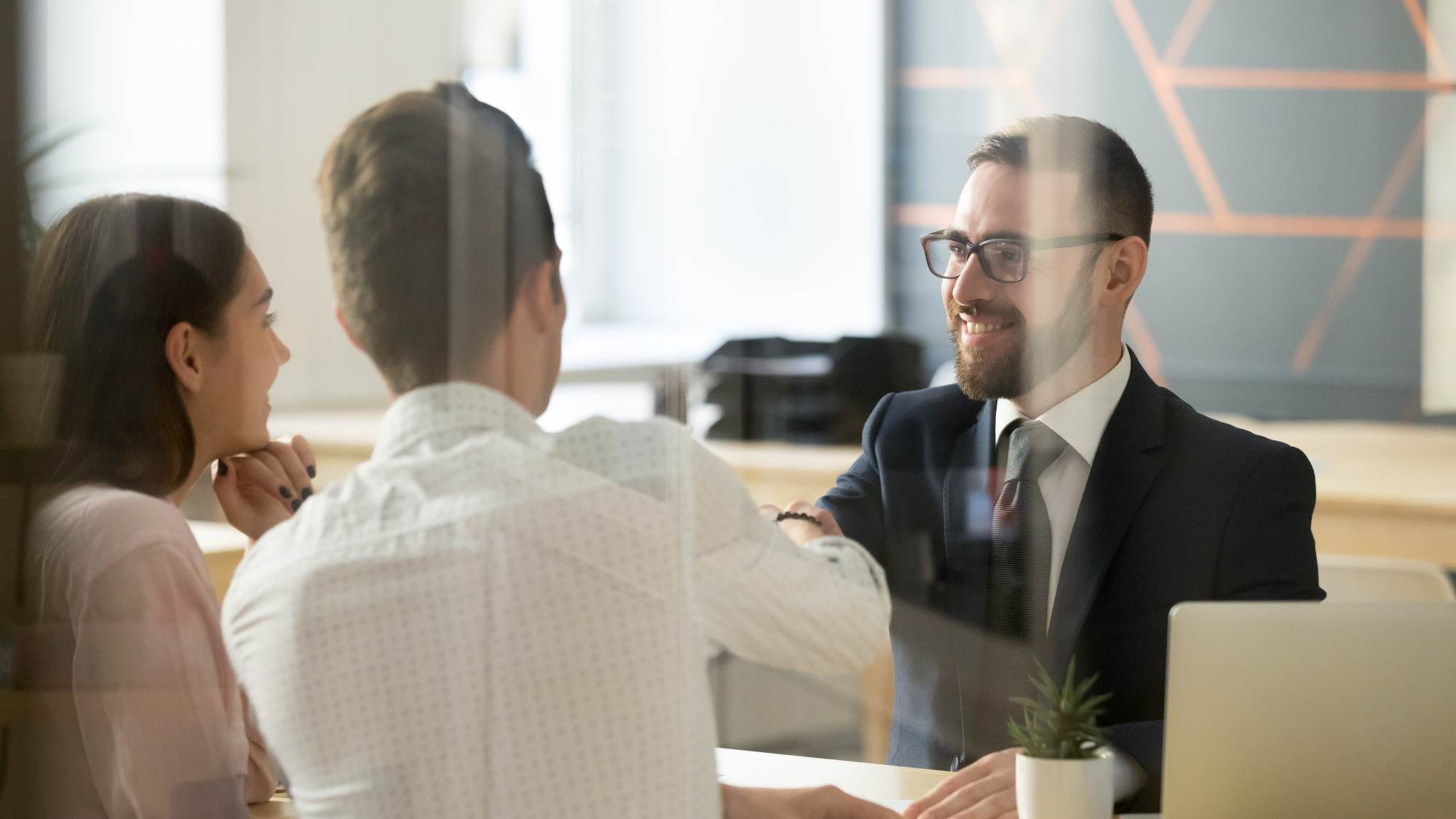 https://res.cloudinary.com/momentum-media-group-pty-ltd/image/upload/v1683076370/Money%20Management/financial-adviser-2-mm_zxyjkm.jpg